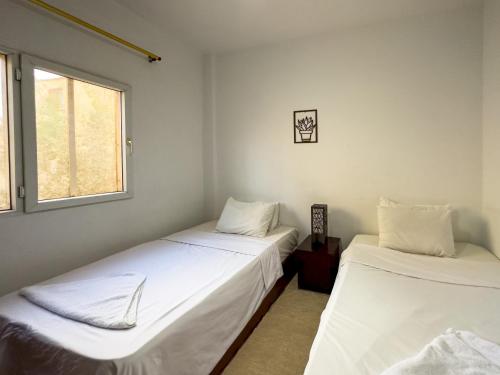 En eller flere senge i et værelse på 7301 · Cozy 2BR Townhouse with Private Backyard