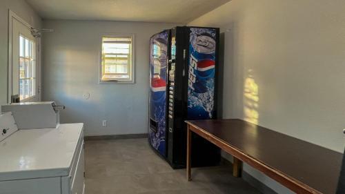 una cucina con frigorifero e macchine per la Pepsi di Motel 6 - Lamesa, TX a Lamesa