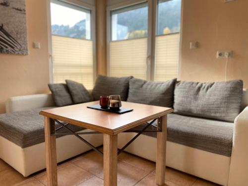 Een zitgedeelte bij 3-Raum-Maisonette-Wohnung Sonnenblume