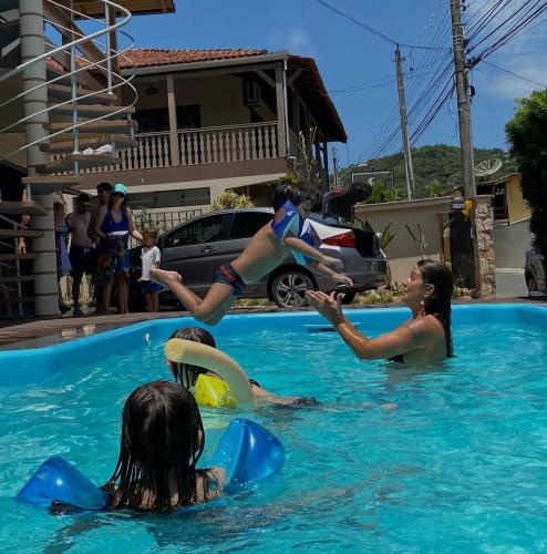 een groep kinderen die spelen in een zwembad bij Hotel La Roza e Restaurante Grill in Penha