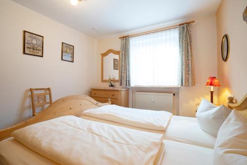 En eller flere senge i et værelse på Haus Bergidyll 3-Raum-Wohnung Hohenloh