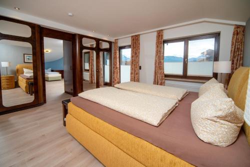 En eller flere senge i et værelse på Ferienhaus AlpenVilla