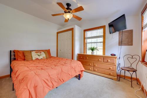 una camera da letto con un letto e un ventilatore a soffitto di Fish, Boat and Explore Cross Creek Cabin with Dock! a Cross Creek