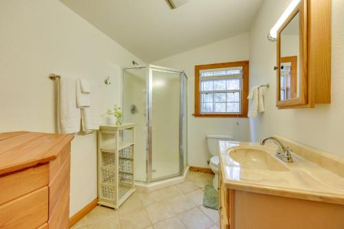 un bagno con doccia, lavandino e WC di Fish, Boat and Explore Cross Creek Cabin with Dock! a Cross Creek