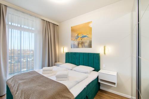 Postel nebo postele na pokoji v ubytování Apartament Emerald Gold przy plaży - Darmowy Parking