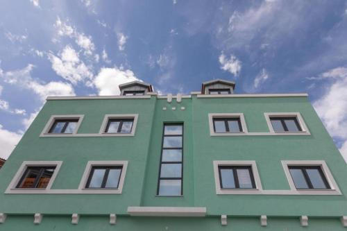 een groen gebouw met ramen bovenop. bij Porto Tales-Freixo in Porto