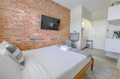 Et tv og/eller underholdning på Stylish South End Studio