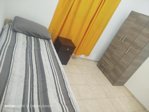 un letto in una camera con tenda di Departamento en San Luis, Capital a San Luis