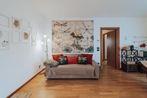 un soggiorno con un divano e un quadro sul muro di Ohana a Montecchio Maggiore