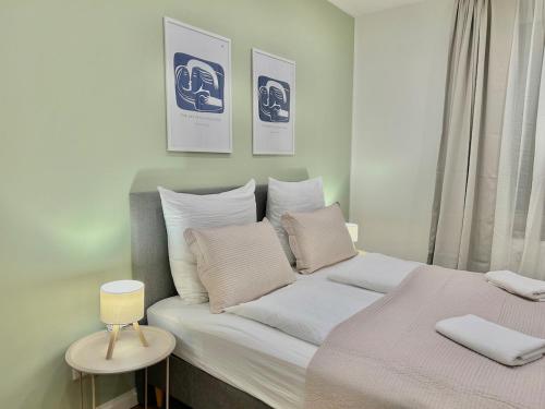 ein Schlafzimmer mit einem Bett und einem Tisch mit einem Stuhl in der Unterkunft Zentral gelegene Wohnung mit Selbst-Check-in und WLAN in Bielefeld