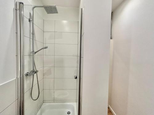 eine Dusche mit Glastür im Badezimmer in der Unterkunft Zentral gelegene Wohnung mit Selbst-Check-in und WLAN in Bielefeld