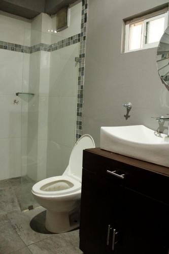 ein Badezimmer mit Toilette, Dusche und Waschbecken in der Unterkunft Departamento en Cuernavaca in Cuernavaca