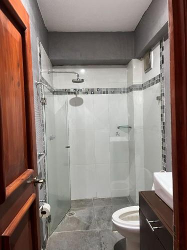 a bathroom with a shower and a toilet at Departamento en Cuernavaca in Cuernavaca