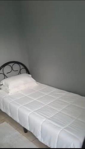 En eller flere senge i et værelse på Casa Dwayne room 102