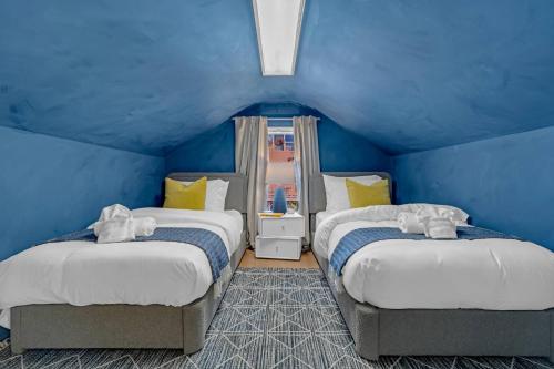 Giường trong phòng chung tại 1726 Belmont Ave