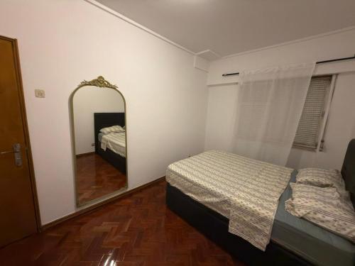 En eller flere senge i et værelse på Apartamento T2 Odivelas remodelado