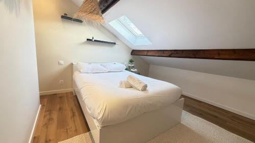 ein kleines Schlafzimmer mit einem Bett im Dachgeschoss in der Unterkunft Le Cormontaigne - Metz - 6P in Metz