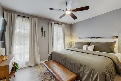 Giường trong phòng chung tại Seguin River Haus