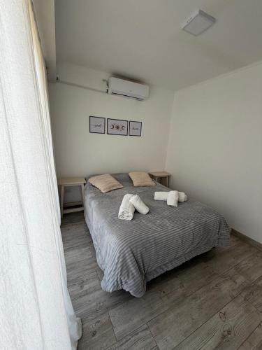 a bedroom with a bed with towels on it at Departamentosenchascomus in Chascomús