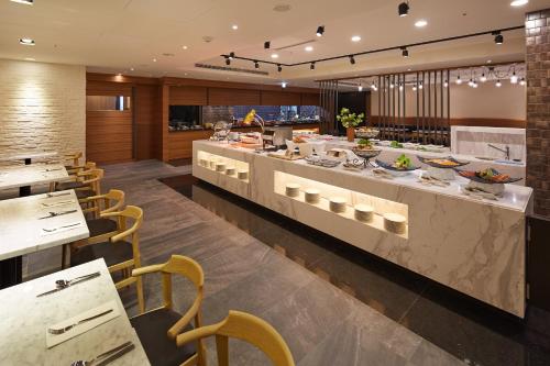 a restaurant with a buffet line with tables and chairs at La Vida Hotel in Taichung