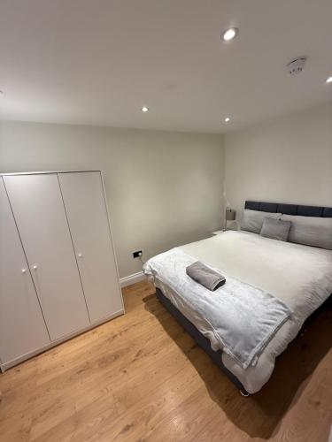En eller flere senge i et værelse på 5 bedroom house in Orpington bromley
