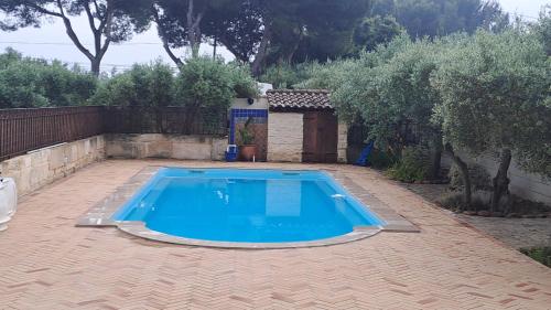 villa provençale في آرل: مسبح أزرق كبير في الفناء
