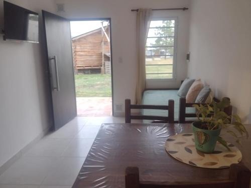 un soggiorno con un tavolo e un divano di Ohana PGB a Gualeguaychú