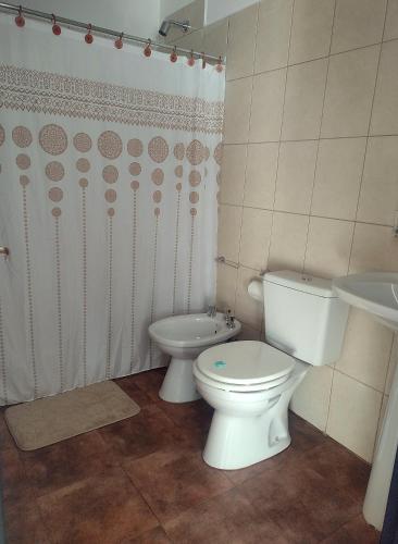a bathroom with a toilet and a sink at Ohana PGB - Se requiere seña para confirmar in Gualeguaychú