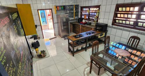 een keuken met een kookplaat bij Casa Maré Floripa - Coliving, Coworking and Community in Florianópolis