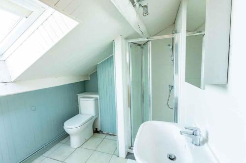 Et badeværelse på Countryside Gite with Pool with Views