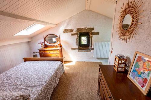 En eller flere senge i et værelse på Countryside Gite with Pool with Views