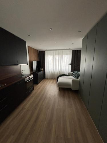 een hotelkamer met een bed en een televisie bij Apartmány Zlatý Potok in Zvolen