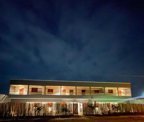 un edificio di notte con le luci accese di Flats da Ilha Max Rev a Marechal Deodoro