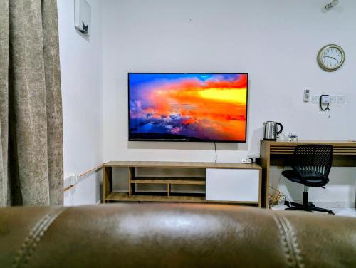 Fully Private Furnished Deluxe Studio Near Avenues Mall