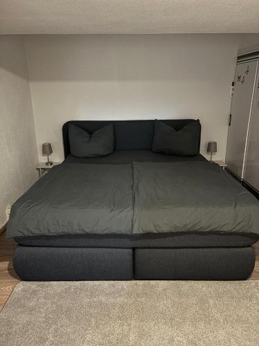 een groot bed in een slaapkamer met twee lampen bij Ferienwohnung Arnstadt Ost in Arnstadt