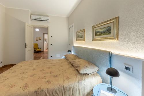 a bedroom with a bed in a room at Nidin Apartments in Cassano Spinola