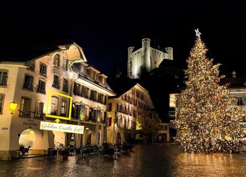 ein Weihnachtsbaum auf einer Stadtstraße bei Nacht in der Unterkunft Leone Stays - Golden Castle Loft in Thun