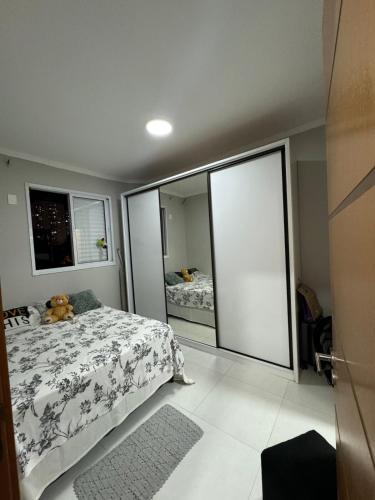 een slaapkamer met een bed met een teddybeer erop bij Triplex in Village - Santos SP in Santos