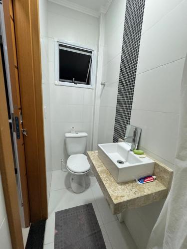 een badkamer met toilet en wastafel bij Triplex in Village - Santos SP in Santos