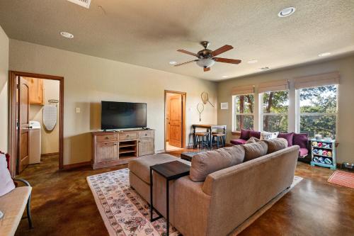 Μια τηλεόραση ή/και κέντρο ψυχαγωγίας στο Lakefront 3BR Retreat with Dock, Kayaks and Fire Pit