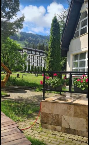 Nespecifikovaný výhled na hory nebo výhled na hory při pohledu z hotelu