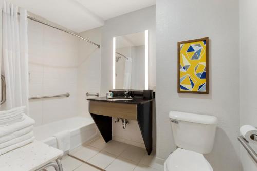 een badkamer met toilet, wastafel en bad bij Comfort Inn & Suites in Watervliet