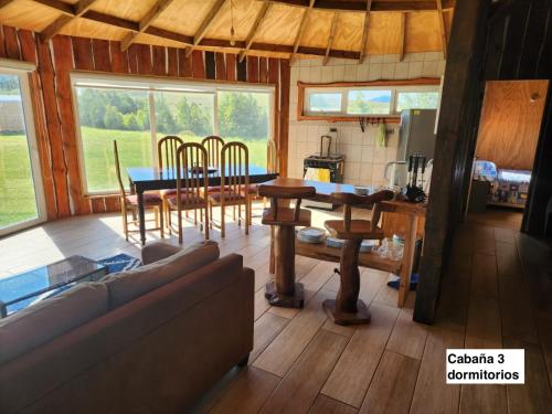 a kitchen and dining room with a table and chairs at Turismo Raíces in Coihaique