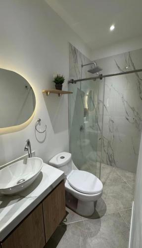 a bathroom with a toilet and a sink and a shower at Aparta estudio Luxury in Cali