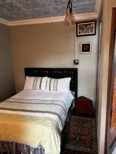a bedroom with a bed in a room at Garden Studio in Waterkloof Ridge in Pretoria