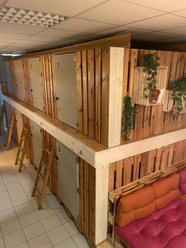 een aanrecht in een kamer met houten wanden bij Urban Capsule in Dresden