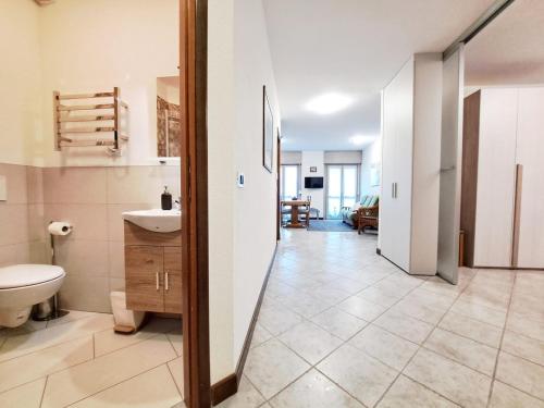 een badkamer met toilet en wastafel bij Casa Alpina - Appartamento Aosta in Aosta