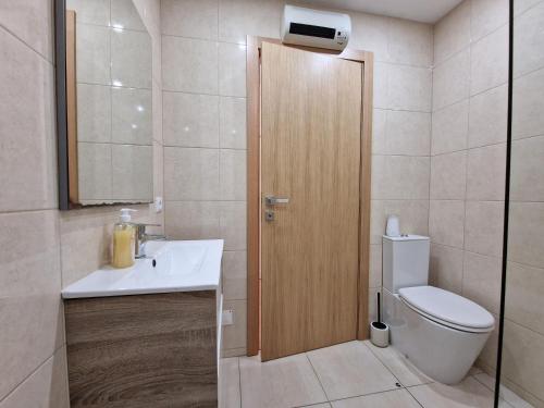 Pretty flat with terrace, air cond, free parking, by Porto with Love LDA