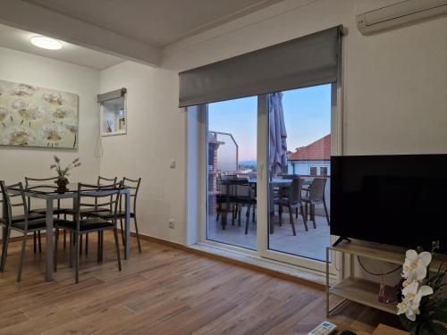 Pretty flat with terrace, air cond, free parking, by Porto with Love LDA