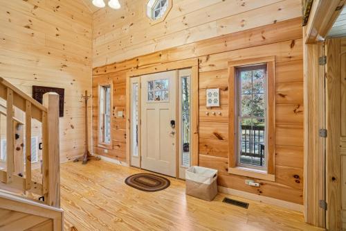 een grote kamer met houten wanden en een deur bij Barkwells in Mills River